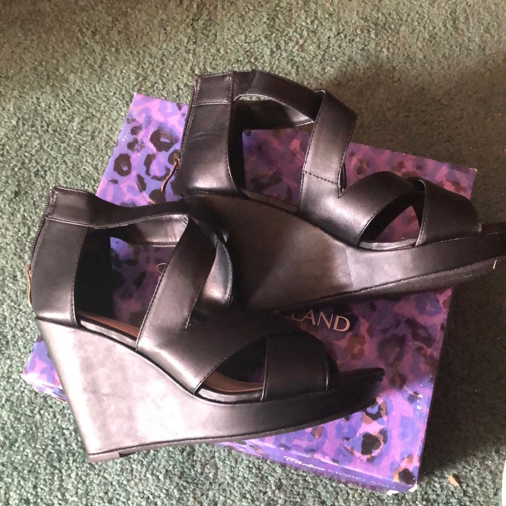 NWT BLACK ZIP UP WEDGES